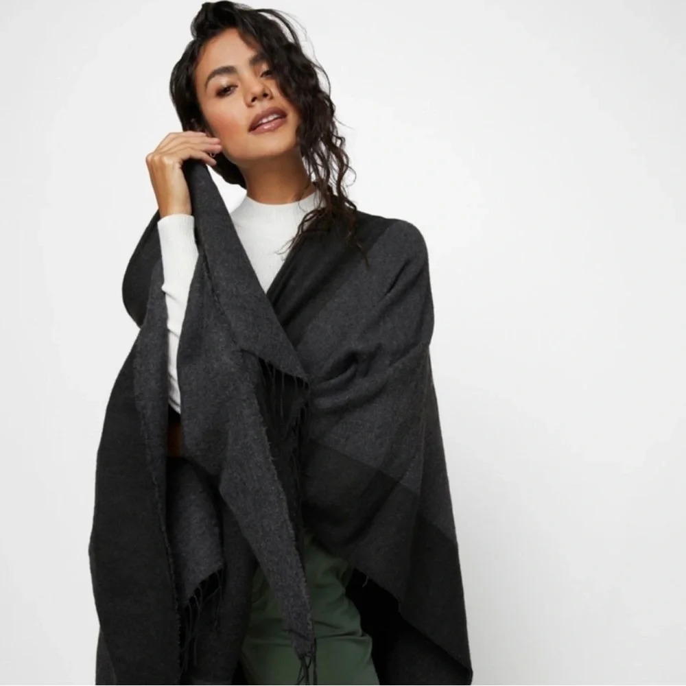 Isaac Mizrahi Cape, Black & Grey, NWOT, One Size